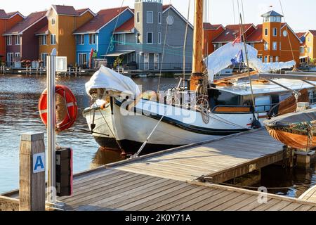 Bunte Holzhäuser in Reitdiephafen in Groningen, Niederlande Stockfoto