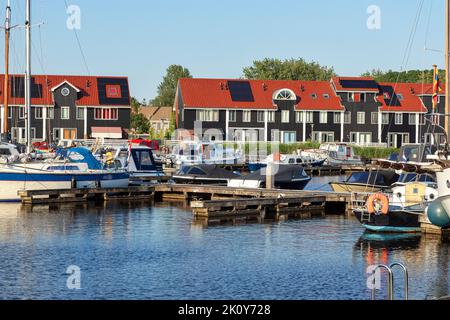 Bunte Holzhäuser in Reitdiephafen in Groningen, Niederlande Stockfoto