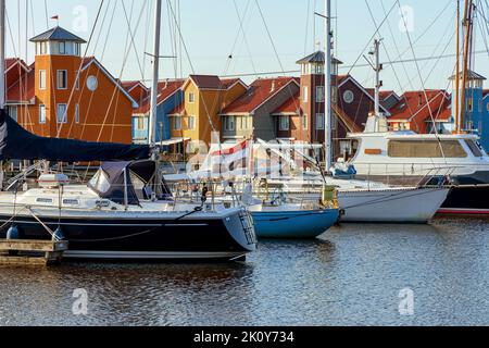 Bunte Holzhäuser in Reitdiephafen in Groningen, Niederlande Stockfoto