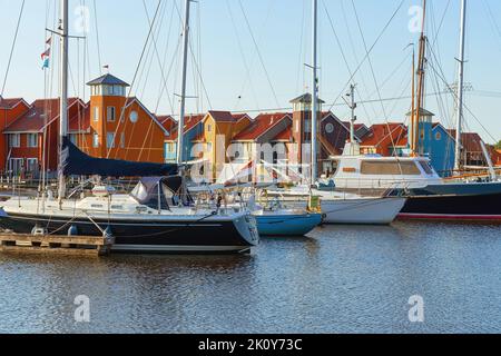 Bunte Holzhäuser in Reitdiephafen in Groningen, Niederlande Stockfoto