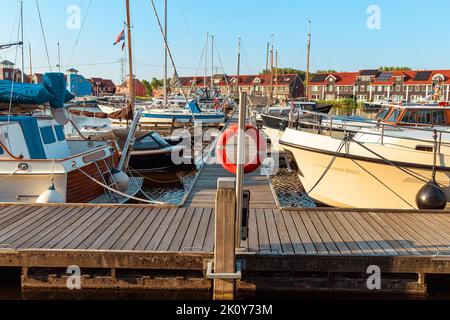 Bunte Holzhäuser in Reitdiephafen in Groningen, Niederlande Stockfoto