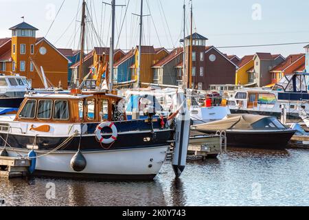 Bunte Holzhäuser in Reitdiephafen in Groningen, Niederlande Stockfoto