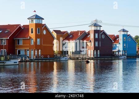 Bunte Holzhäuser in Reitdiephafen in Groningen, Niederlande Stockfoto