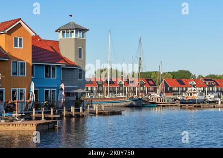 Bunte Holzhäuser in Reitdiephafen in Groningen, Niederlande Stockfoto