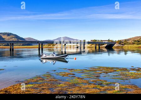 DORNIE KINTAIL SCHOTTLAND DIE A87 STRASSE ÜBER DIE LOCH LONG BRÜCKE MIT BOOT UND ORANGEFARBENEM SEEGRAS Stockfoto