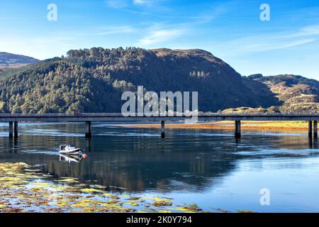 DORNIE KINTAIL SCHOTTLAND DIE A87 STRASSE ÜBER DIE LOCH LONG BRÜCKE Stockfoto