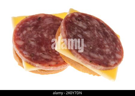 Seitenansicht von zwei Snack-Crackern mit trockener Salami und gouda-Käse isoliert auf weißem Hintergrund. Stockfoto