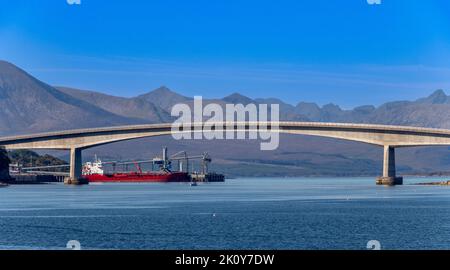 KYLE VON LOCHALSH KINTAIL SCHOTTLAND IM SPÄTSOMMER TEIL DER SKYE BRÜCKE MIT CUILLINS IN DER FERNE Stockfoto