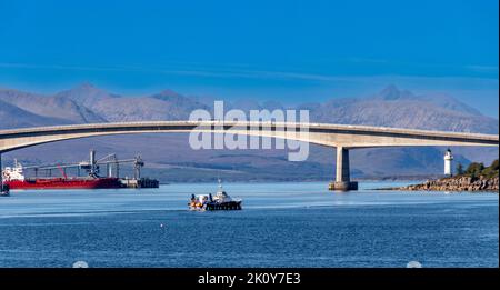 KYLE OF LOCHALSH KINTAIL SCOTLAND IM SPÄTSOMMER KLEINES BOOT UNTER DER SKYE-BRÜCKE MIT CUILLINS IN DER FERNE Stockfoto