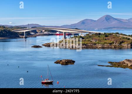 KYLE VON LOCHALSH KINTAIL SCHOTTLAND SPÄTSOMMER EILEAN BAN ISLAND UND DIE SKYE-BRÜCKE MIT CUILLINS IN DER FERNE Stockfoto