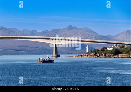 KYLE VON LOCHALSH KINTAIL SCHOTTLAND SPÄTSOMMER EILEAN BAN ISLAND UND BOOT UNTER DER SKYE-BRÜCKE MIT CUILLINS IN DER FERNE Stockfoto