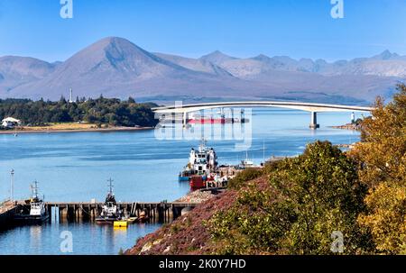 KYLE VON LOCHALSH KINTAIL SCOTLAND VERTÄUTE IM SPÄTSOMMER BOOTE UND EINEN TEIL DER SKYE-BRÜCKE MIT CUILLINS IN DER FERNE Stockfoto