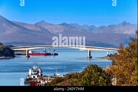 KYLE VON LOCHALSH KINTAIL SCHOTTLAND SPÄTSOMMER VERTÄUTE BOOTE, DIE TEIL DER SKYE-BRÜCKE MIT CUILLINS IN DER FERNE WAREN Stockfoto