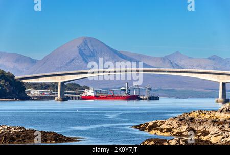 KYLE VON LOCHALSH KINTAIL SCHOTTLAND SPÄTSOMMER TEIL DER SKYE BRÜCKE MIT CUILLINS IN DER FERNE Stockfoto