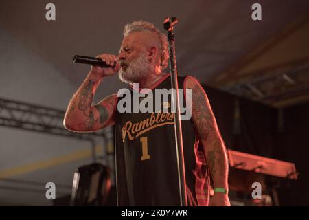 Die Piazza Lucio Dalla (Nervi-Baldachin) wurde für die Ramblers der Stadt Modena beleuchtet. (Foto von Carlo Vergani/Pacific Press) Stockfoto