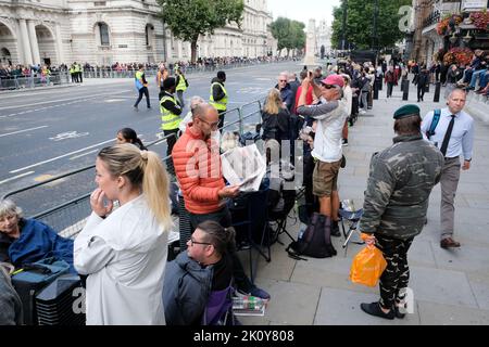 Westminster, London, Großbritannien. 14.. September 2022. Trauer um den Tod von Königin Elisabeth II. Im Alter von 96 Jahren. Die Menschenmassen füllen Whitehall und warten auf die Prozession. Kredit: Matthew Chattle/Alamy Live Nachrichten Stockfoto