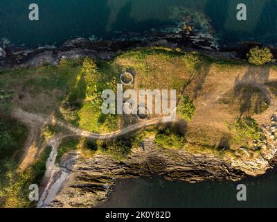 Beeindruckende Luftdrohnenaufnahme der kleinen Festung von Neixon in Boiro - Galicien Stockfoto