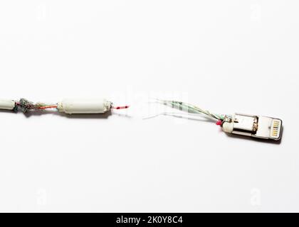 Beschädigtes Netzkabel des Apple iPhone Lightning-Anschlusses Stockfoto