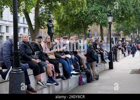 Westminster, London, Großbritannien. 14.. September 2022. Trauer um den Tod von Königin Elisabeth II. Im Alter von 96 Jahren. Die Menschenmassen füllen Whitehall und warten auf die Prozession. Kredit: Matthew Chattle/Alamy Live Nachrichten Stockfoto