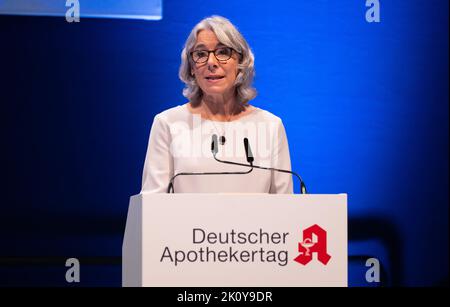 München, Deutschland. 14. September 2022. Gabriele Regina Overwiening, Präsidentin des Verbandes Deutscher Apothekerverbände, nimmt an der Eröffnung des Deutschen Apothekertages Teil. Mehr als 400 Apotheker treffen sich ab diesem Mittwoch zum Deutschen Apothekertag 57. in München. Quelle: Sven Hoppe/dpa/Alamy Live News Stockfoto