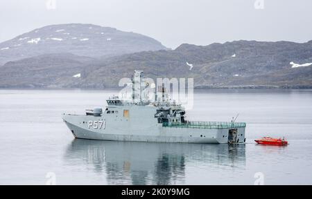 Die dänische Marine-Patrouille HDMS Ejnar Mikkelsen setzt am 20. Juli 2022 ein Such- und Rettungsschiff von hinten in der Meereseinfahrt ein, das nach Nuuk, Grönland, führt Stockfoto