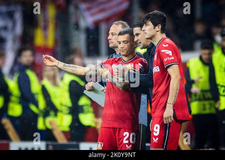 Charles Aranguiz (Leverkusen) Trainer Gerardo Seoane (Leverkusen) Sardar Azmoun (Leverkusen) Bayer Leverkusen - Atletico Madrid 13.09.2022, Fußball; Stockfoto