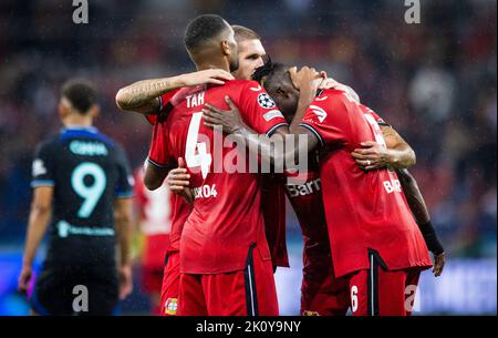 Jonathan Tah (Leverkusen), Robert Andrich (Leverkusen), Odilon Kossounou (Leverkusen) Bayer Leverkusen - Atletico Madrid 13.09.2022, Fussball; Saison Stockfoto
