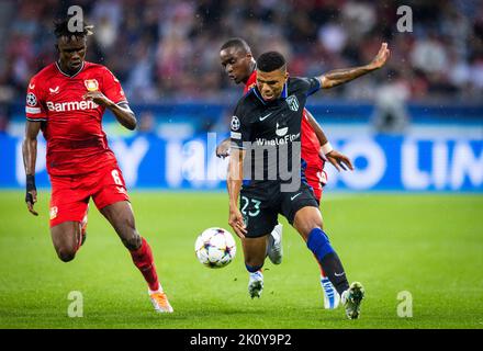 Odilon Kossounou (Leverkusen), Reinildo Mandava (ATL), Moussa Diaby (Leverkusen) Bayer Leverkusen - Atletico Madrid 13.09.2022, Fussball; Saison 2022/ Stockfoto