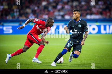 Moussa Diaby (Leverkusen) Reinildo Mandava (ATL) Bayer Leverkusen - Atletico Madrid 13.09.2022, Fussball; Saison 2022/23 Foto: Moritz Müller Copyrig Stockfoto