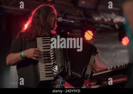 13. September 2022, Bologna, Emilia-Romagna, Israel: Die Piazza Lucio Dalla (Nervi-Baldachin) wurde für die Ramblers der Stadt Modena beleuchtet. (Bild: © Carlo Verbani/Pacific Press via ZUMA Press Wire) Stockfoto