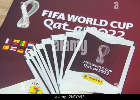 Bauru, Brasilien - SEP 12., 2022: Nahaufnahme des Panini-Albums FIFA World Cup 2022 - Katar. Nahaufnahme der Aufkleber vom Panini-Album auf dem Schreibtisch. Hobbie aus Stockfoto