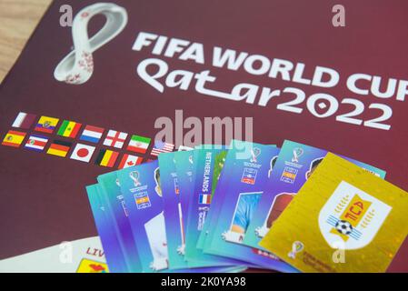 Bauru, Brasilien - SEP 12., 2022: Nahaufnahme des Panini-Albums FIFA World Cup 2022 - Katar. Nahaufnahme der Aufkleber vom Panini-Album auf dem Schreibtisch. Hobbie aus Stockfoto