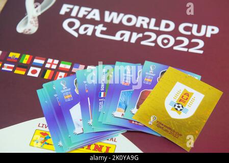 Bauru, Brasilien - SEP 12., 2022: Nahaufnahme des Panini-Albums FIFA World Cup 2022 - Katar. Nahaufnahme der Aufkleber vom Panini-Album auf dem Schreibtisch. Hobbie aus Stockfoto