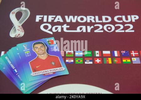 Bauru, Brasilien - SEP 12., 2022: Nahaufnahme des Panini-Albums FIFA World Cup 2022 - Katar. Nahaufnahme der Aufkleber vom Panini-Album auf dem Schreibtisch. Hobbie aus Stockfoto