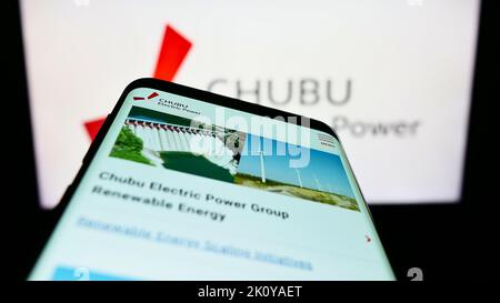 Mobiltelefon mit Webseite des japanischen Unternehmens Chubu Electric Power Co. Inc. Auf dem Bildschirm vor dem Logo. Konzentrieren Sie sich auf die obere linke Seite des Telefondisplays. Stockfoto