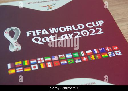 Bauru, Brasilien - SEP 12., 2022: Nahaufnahme des Panini-Albums FIFA World Cup 2022 - Katar. Nahaufnahme der Aufkleber vom Panini-Album auf dem Schreibtisch. Hobbie aus Stockfoto