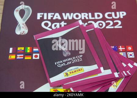 Bauru, Brasilien - SEP 12., 2022: Nahaufnahme des Panini-Albums FIFA World Cup 2022 - Katar. Nahaufnahme der Aufkleber vom Panini-Album auf dem Schreibtisch. Hobbie aus Stockfoto