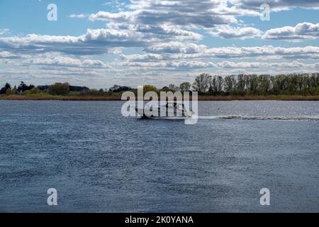 Hamburg, Deutschland - 04 21 2021: Ein einziges Sportmotorboot fährt auf der elbe in hamburg Stockfoto