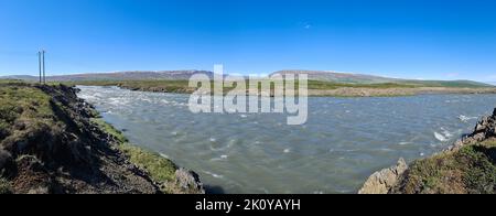 Fantastische Landschaft mit fließenden Flüssen und Bächen mit Felsen und Gras in Island Stockfoto