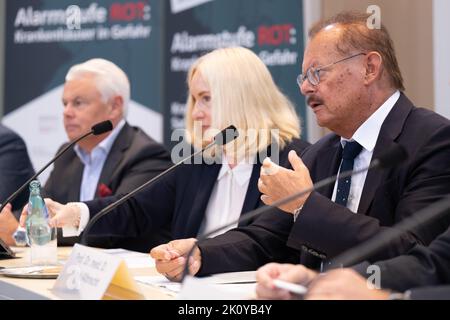 Dresden, Deutschland. 14. September 2022. Michael Albrecht (r-l), Ärztlicher Direktor des Universitätsklinikums Carl Gustav Carus Dresden, spricht auf einer Pressekonferenz des Deutschen Klinikbundes zusammen mit Iris Minde, Geschäftsführerin des Klinikums St. Georg, und Sven U. Langner, Geschäftsführer der Elisabeth Vinzenz Verbund GmbH. Drastisch steigende Energiekosten und Inflation setzen die Krankenhäuser in Sachsen unter wirtschaftlichen Druck. Quelle: Sebastian Kahnert/dpa/Alamy Live News Stockfoto