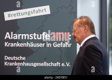 Dresden, Deutschland. 14. September 2022. Michael Albrecht, Ärztlicher Direktor des Universitätsklinikums Carl Gustav Carus Dresden, kommt zu einer Pressekonferenz des Deutschen Klinikverbandes. Drastisch steigende Energiekosten und Inflation setzen die Krankenhäuser in Sachsen unter wirtschaftlichen Druck. Quelle: Sebastian Kahnert/dpa/Alamy Live News Stockfoto