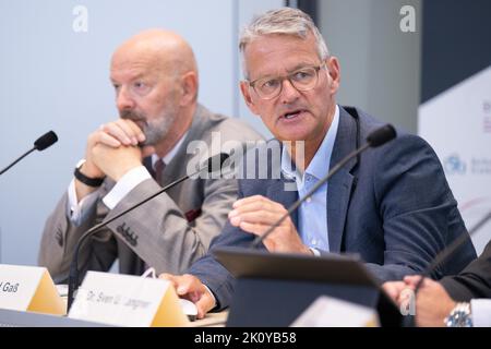 Dresden, Deutschland. 14. September 2022. Gerald Gaß (r), Vorsitzender des Vorstands des Deutschen Klinikverbandes, spricht neben Stephan Helm, Geschäftsführer des Deutschen Klinikverbandes, auf einer Pressekonferenz des Deutschen Klinikverbandes. Drastisch steigende Energiekosten und Inflation setzen die Krankenhäuser in Sachsen unter wirtschaftlichen Druck. Quelle: Sebastian Kahnert/dpa/Alamy Live News Stockfoto
