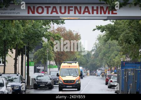 Dresden, Deutschland. 14. September 2022. Ein Krankenwagen fährt auf dem Gelände des Dresdner Universitätsklinikums vor einem Schild mit der Aufschrift „Notaufnahme“. Drastisch steigende Energiekosten und Inflation setzen die Krankenhäuser in Sachsen unter wirtschaftlichen Druck. Quelle: Sebastian Kahnert/dpa/Alamy Live News Stockfoto