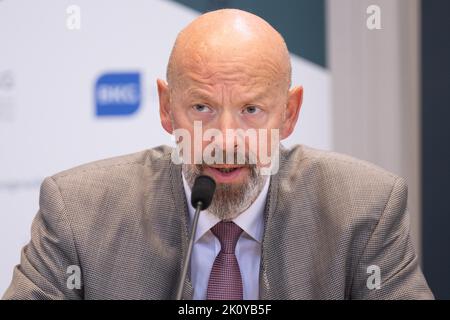 Dresden, Deutschland. 14. September 2022. Stephan Helm, Geschäftsführer des Deutschen Klinikverbandes, spricht auf einer Pressekonferenz des Deutschen Klinikverbandes. Drastisch steigende Energiekosten und Inflation setzen die Krankenhäuser in Sachsen unter wirtschaftlichen Druck. Quelle: Sebastian Kahnert/dpa/Alamy Live News Stockfoto