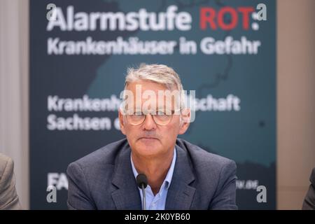 Dresden, Deutschland. 14. September 2022. Gerald Gaß, Vorsitzender des Vorstands des Deutschen Klinikverbandes, nimmt an einer Pressekonferenz des Deutschen Klinikverbandes Teil. Drastisch steigende Energiekosten und Inflation setzen die Krankenhäuser in Sachsen unter wirtschaftlichen Druck. Quelle: Sebastian Kahnert/dpa/Alamy Live News Stockfoto