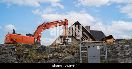Nahaufnahme eines Standard- oder Raupenbaggers, der am 20. Juli 2022 ein Haus in Nuuk, Grönland, niederschlägt Stockfoto