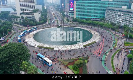 Menschen besuchen autofreie Tagesveranstaltungen in Bundaran Hi. Der autofreie Tag fand jeden Sonntagmorgen auf der Hauptstraße entlang MH Thamrin nach Jendral sudirman statt Stockfoto