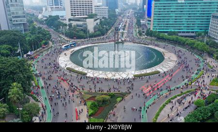 Menschen besuchen autofreie Tagesveranstaltungen in Bundaran Hi. Der autofreie Tag fand jeden Sonntagmorgen auf der Hauptstraße entlang MH Thamrin nach Jendral sudirman statt Stockfoto