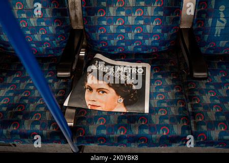 Am Morgen nach ihrem Tod, London, Freitag, 9. September 2022, liegt eine Zeitung, die Königin Elizabeth II. Darstellt, auf einem Londoner U-Bahnsitz Stockfoto