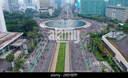 Menschen besuchen autofreie Tagesveranstaltungen in Bundaran Hi. Der autofreie Tag fand jeden Sonntagmorgen auf der Hauptstraße entlang MH Thamrin nach Jendral sudirman statt Stockfoto